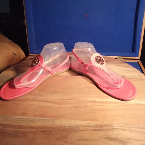 Michael Kors Pink leather with Gold Tone MK Logo Thong Sandals Sz. 9M-US, 39 EU - Picture 5 of 8